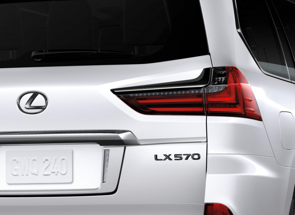 Logo xe cũng được sơn m&agrave;u đen