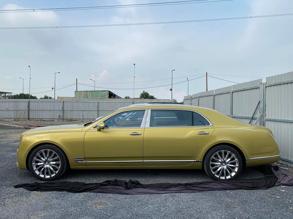 1 trong 2 chiếc xe si&ecirc;u sang Bentley Mulsanne EWB mang m&agrave;u v&agrave;ng Julep đang c&oacute; mặt tại Việt Nam