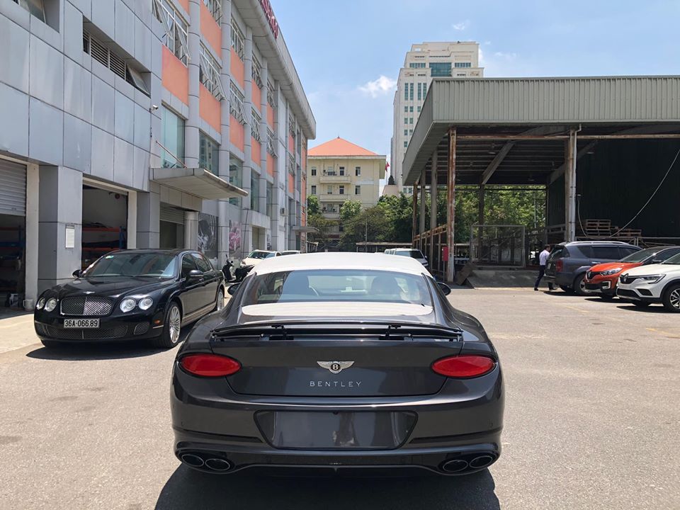 Bentley Continental GT V8 được trang bị hẳn ống xả k&eacute;p chia đều cho 2 b&ecirc;n