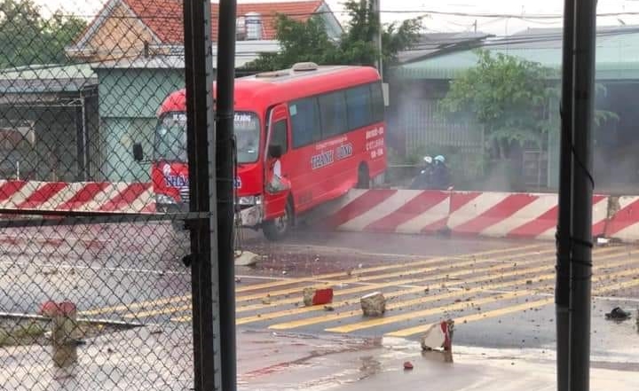 Các mảnh vỡ của dải phân cách nằm rải rác trên đường
