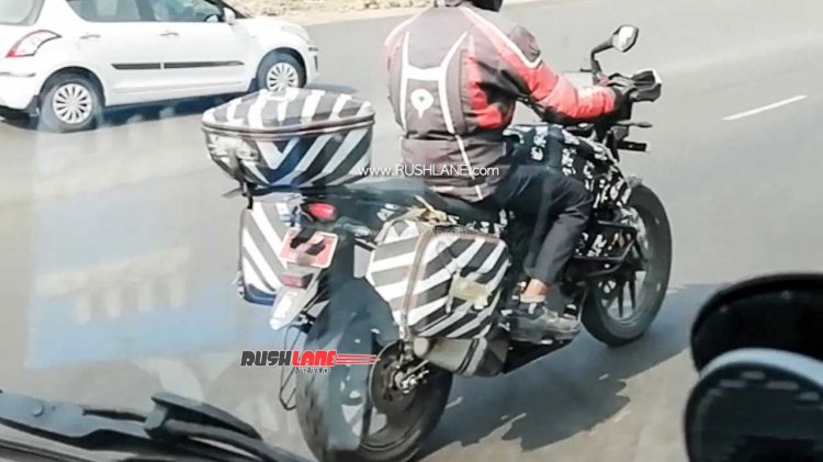 KTM 250 Adventure được trang bị thùng chứa đồ phía sau KTM 250 Adventure được trang bị thùng chứa đồ phía sau