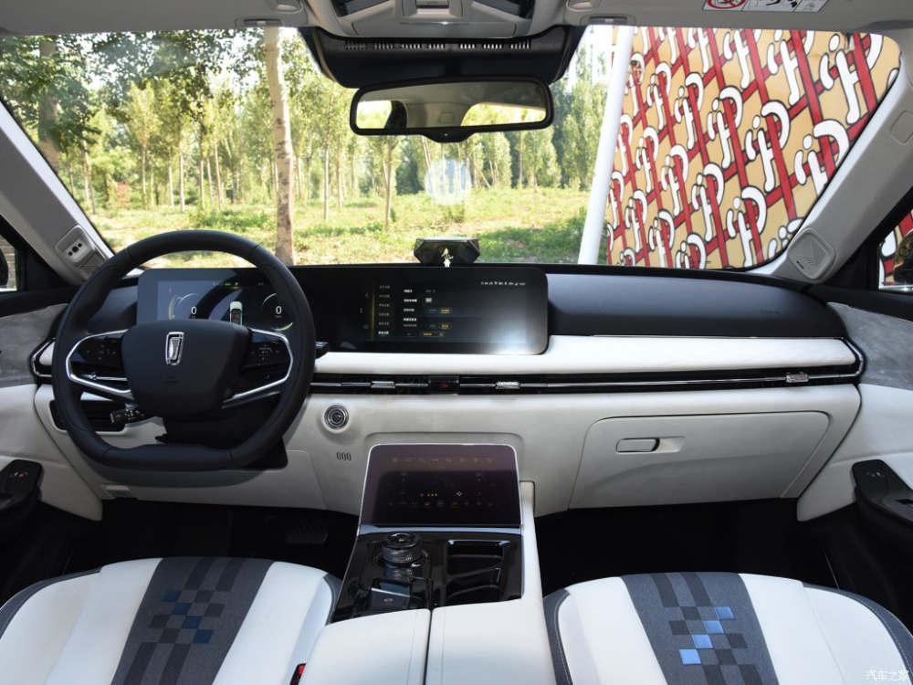 Bố cục nội thất của SUV Bestune 01 tỏ chất công nghệ với màn hình đôi lớn, nổi bật trên mặt táp lô