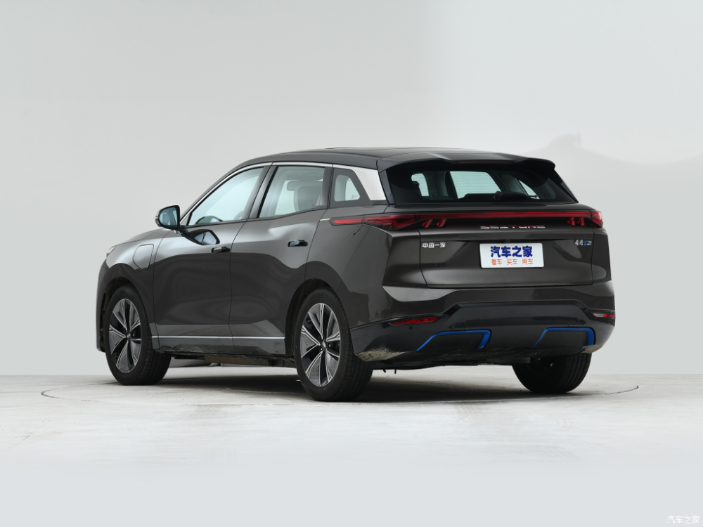 Phía sau của SUV Bestune 01 có áp dụng thiết kế dải đèn hậu thanh dài đang thịnh hành