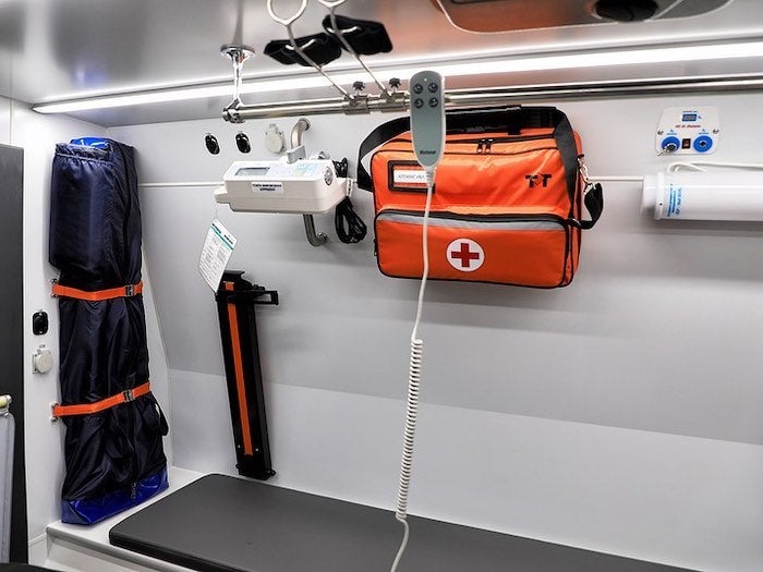 Shaman Ambulance c&oacute; trang bị đủ c&aacute;c dụng cụ y tế thiết yếu