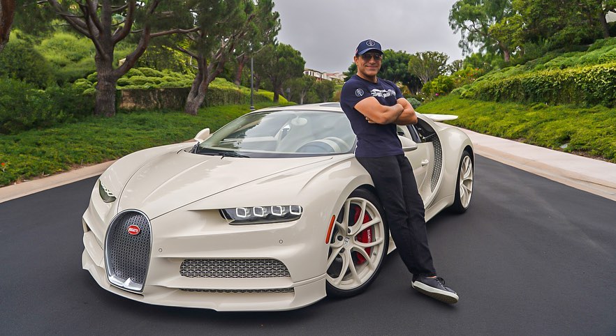&Ocirc;ng tr&ugrave;m nh&agrave; đất chụp ảnh b&ecirc;n chiếc Bugatti Chiron Hermes Edition mới tậu