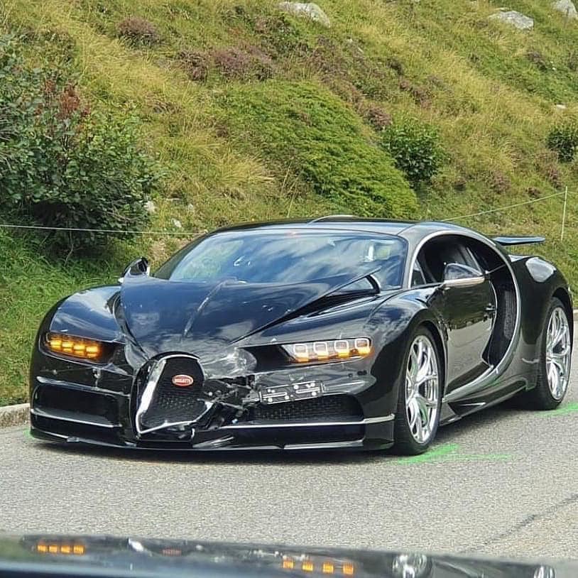 Chiếc si&ecirc;u xe Bugatti Chiron bị biến dạng sau vụ tai nạn