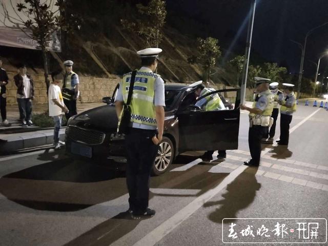 Lực lượng cảnh s&aacute;t kiểm tra chiếc &ocirc; t&ocirc; Kia