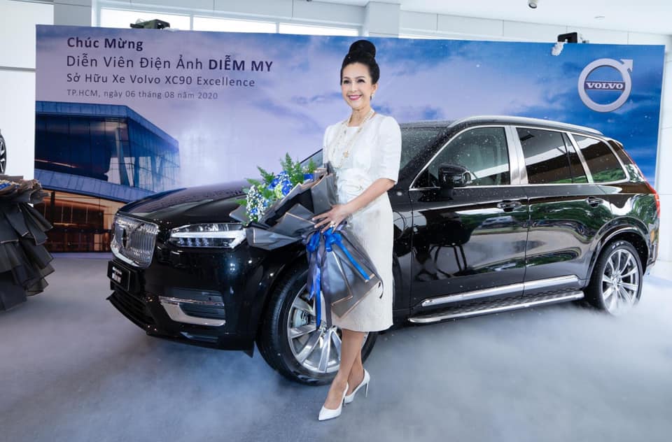 Diễm My 6X rạng rỡ trong ngày nhận chiếc xe đắt nhất của hãng Volvo đang bán tại Việt Nam