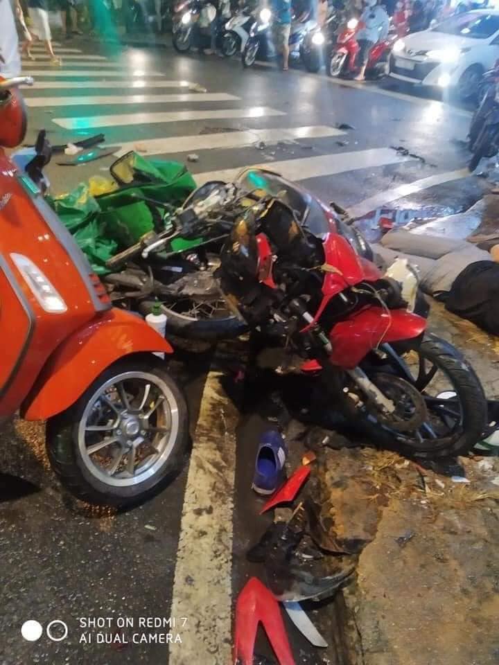 Một chiếc xe máy nát bét dàn áo