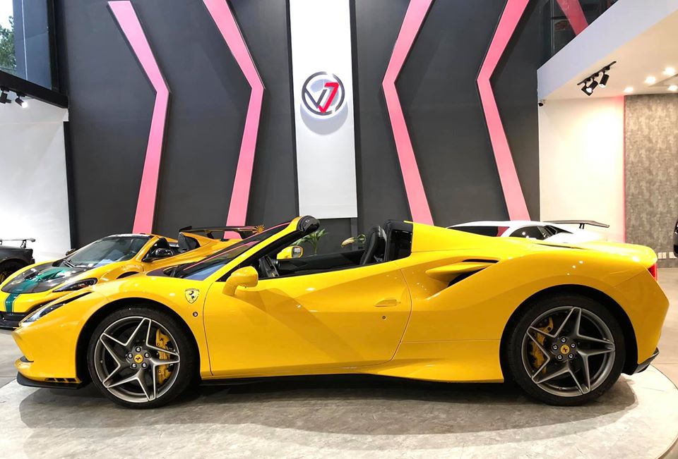 Si&ecirc;u xe mui trần Ferrari F8 Spider trong showroom xe c&oacute; tiếng tại S&agrave;i th&agrave;nh