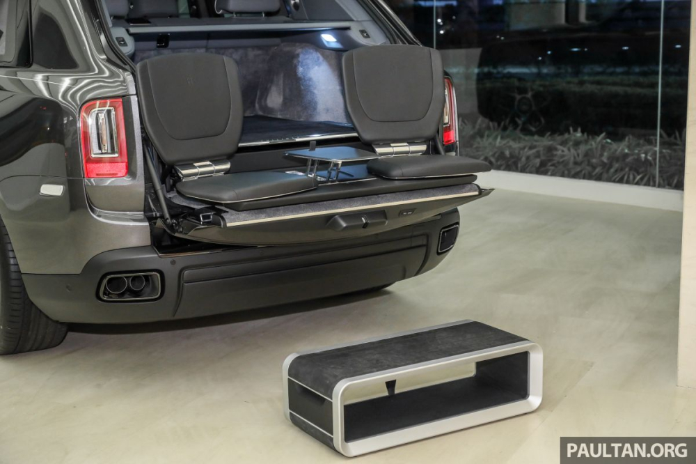 Một điểm nhấn, chi tiết th&uacute; vị m&agrave; chiếc SUV si&ecirc;u sang Rolls-Royce Cullinan Black Badge ch&iacute;nh h&atilde;ng đầu ti&ecirc;n đến Malaysia c&oacute; trang bị đ&atilde; khiến giới đại gia Việt ph&aacute;t th&egrave;m ch&iacute;nh l&agrave; tuỳ chọn View Suite. Đ&acirc;y l&agrave; một trang bị d&agrave;nh cho những người y&ecirc;u th&iacute;ch phong cảnh với bộ ghế ngồi ph&iacute;a sau khoang h&agrave;nh l&yacute;. Với cặp ghế v&agrave; b&agrave;n di động n&agrave;y, h&agrave;nh kh&aacute;ch v&agrave; chủ nh&acirc;n c&oacute; thể ngắm bất kỳ cảnh đẹp tr&ecirc;n cung đường m&igrave;nh đi qua c&ugrave;ng chiếc SUV si&ecirc;u sang Rolls-Royce Cullinan. 