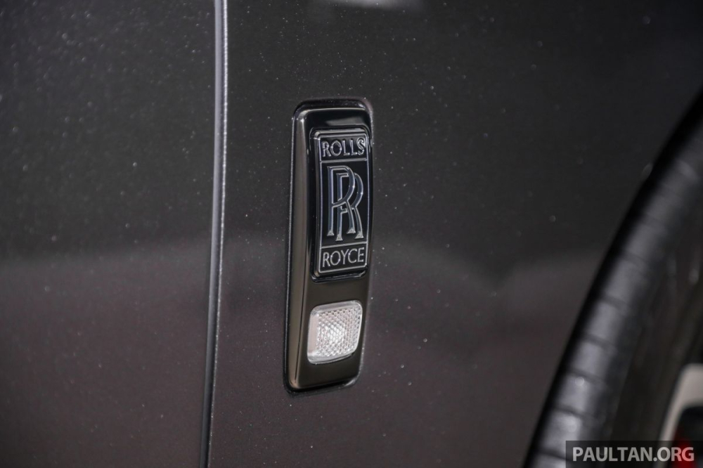 Logo của Rolls-Royce b&ecirc;n h&ocirc;ng xe cũng được sơn m&agrave;u tối.
