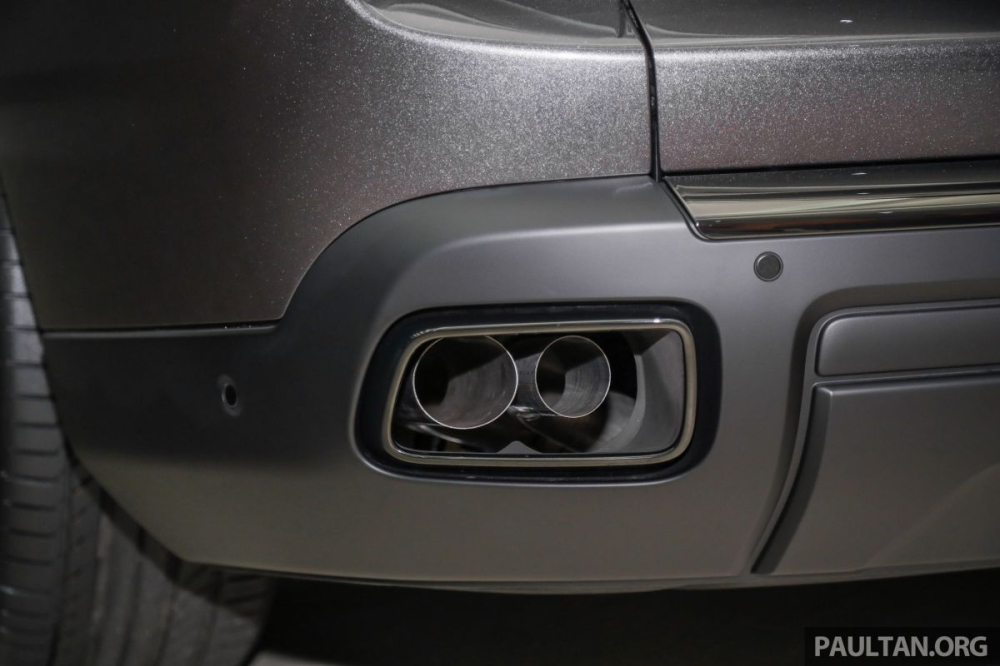 Ngay đến cả chụp ống xả của Rolls-Royce Cullinan phi&ecirc;n bản Black Badge cũng được sơn đen.