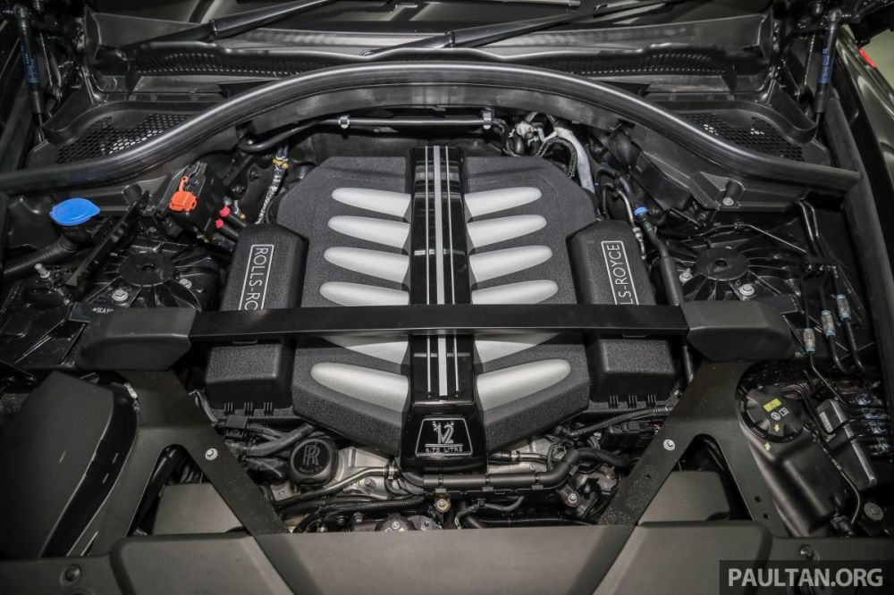 SUV si&ecirc;u sang Rolls-Royce Cullinan phi&ecirc;n bản Black Badge được trang bị động cơ V12, tăng &aacute;p k&eacute;p, dung t&iacute;ch 6.75 l&iacute;t, sản sinh c&ocirc;ng suất tối đa 592 m&atilde; lực v&agrave; m&ocirc;-men xoắn cực đại 900 Nm. Động cơ của Rolls-Royce Cullinan được trang bị hộp số tự động ZF 8 cấp, hệ dẫn động 4 b&aacute;nh to&agrave;n thời gian v&agrave; đ&aacute;nh l&aacute;i 4 b&aacute;nh ho&agrave;n to&agrave;n mới.