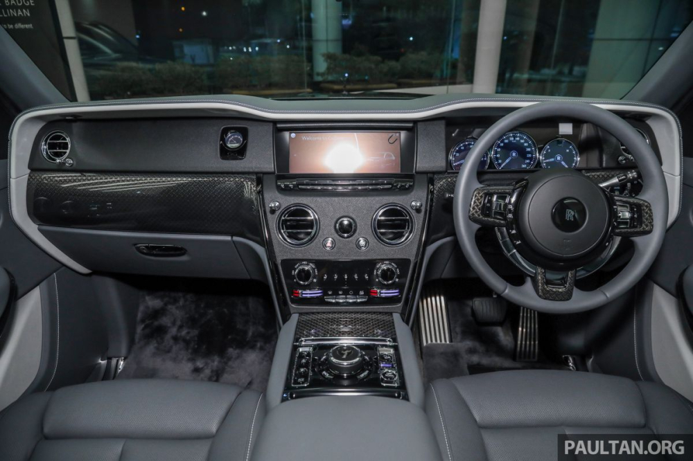 To&agrave;n bộ khoang l&aacute;i của SUV si&ecirc;u sang Rolls-Royce Cullinan Black Badge ch&iacute;nh h&atilde;ng đầu ti&ecirc;n đến Malaysia.