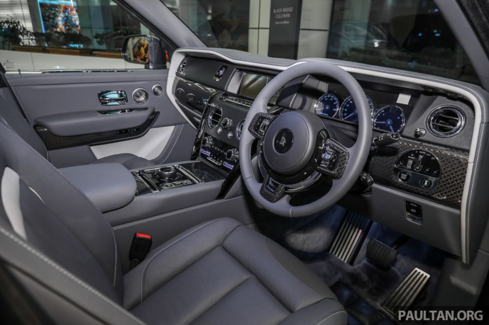 B&ecirc;n cạnh đ&oacute; c&ograve;n c&oacute; nhiều chi tiết được ốp sợi carbon rất tinh xảo. B&agrave;n đạp xe Rolls-Royce Cullinan Black Badge sơn m&agrave;u tối.