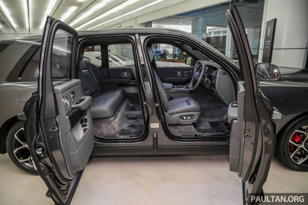 Nội thất của chiếc SUV si&ecirc;u sang Rolls-Royce Cullinan Black Badge ch&iacute;nh h&atilde;ng đầu ti&ecirc;n đến Malaysia cũng sử dụng t&ocirc;ng m&agrave;u tối l&agrave;m bộ &aacute;o chủ đạo.