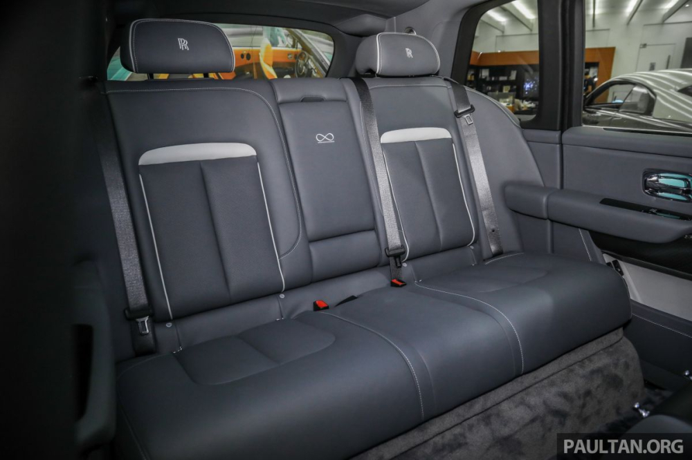 Điểm kh&aacute;c biệt của SUV si&ecirc;u sang Rolls-Royce Cullinan phi&ecirc;n bản Black Badge so với bản ti&ecirc;u chuẩn ch&iacute;nh l&agrave; logo v&ocirc; cực xuất hiện ở giữa 2 ghế ngồi ph&iacute;a sau.