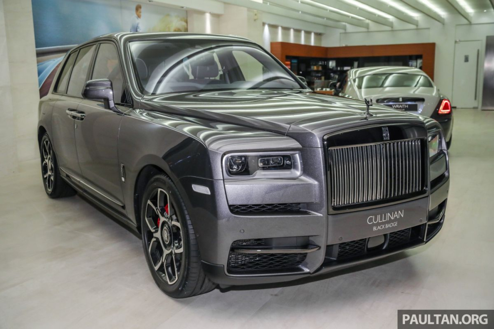 Chiếc SUV si&ecirc;u sang Rolls-Royce Cullinan Black Badge ch&iacute;nh h&atilde;ng đầu ti&ecirc;n đến Malaysia được sơn m&agrave;u tối, cụ thể l&agrave; m&agrave;u x&aacute;m ghi, đ&uacute;ng với phong c&aacute;ch của phi&ecirc;n bản Black Badge.