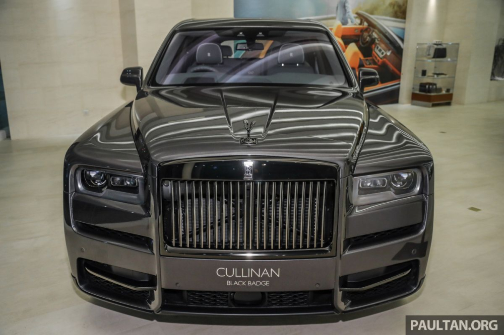 Gần đ&acirc;y, đại l&yacute; Rolls-Royce Motor Cars Kuala Lumpur của Malaysia đ&atilde; giới thiệu đến nh&agrave; gi&agrave;u nước n&agrave;y cũng như c&aacute;nh truyền th&ocirc;ng chiếc SUV si&ecirc;u sang Rolls-Royce Cullinan phi&ecirc;n bản Black Badge. Đ&acirc;y cũng l&agrave; lần đầu ti&ecirc;n c&aacute;c đại gia Malaysia c&oacute; cơ hội nh&igrave;n ngắm Rolls-Royce Cullinan Black Badge ngo&agrave;i đời thực.