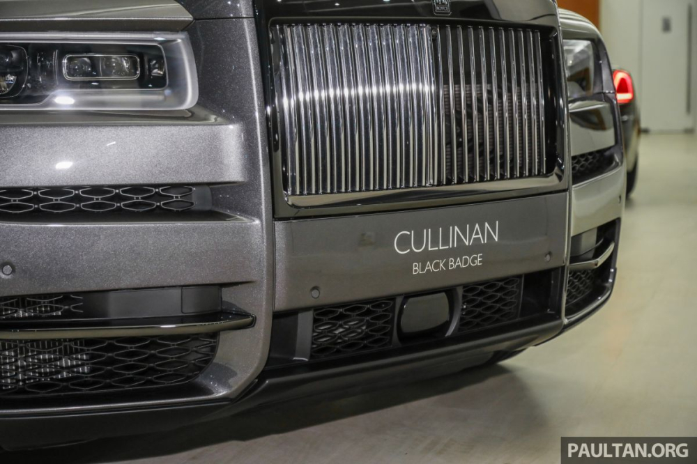 Rolls-Royce Cullinan phi&ecirc;n bản Black Badge kh&ocirc;ng chỉ được tắm trong bộ &aacute;o m&agrave;u tối m&agrave; ngay đến cả c&aacute;c chi tiết th&ocirc;ng thường mạ cr&ocirc;m s&aacute;ng b&oacute;ng cũng được sơn m&agrave;u tối, Cụ thể l&agrave; thanh chia gi&oacute; của cản va trước được sơn đen.