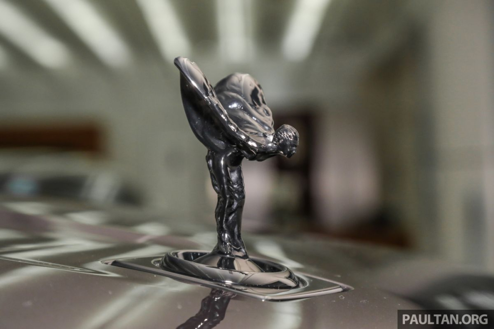 Tr&ecirc;n nắp cap&ocirc; Cullinan Black Badge cũng c&oacute; biểu tượng thiếu phụ bay Spirit of Ecstasy đ&atilde; gắn liền với chiều d&agrave;i lịch sử của h&atilde;ng Rolls-Royce nhưng kh&ocirc;ng được mạ bạc, v&agrave;ng hay trong suốt m&agrave; sơn m&agrave;u đen.