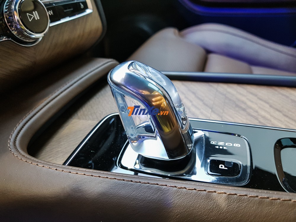 Cần số pha lê trên Volvo XC90 Excellence