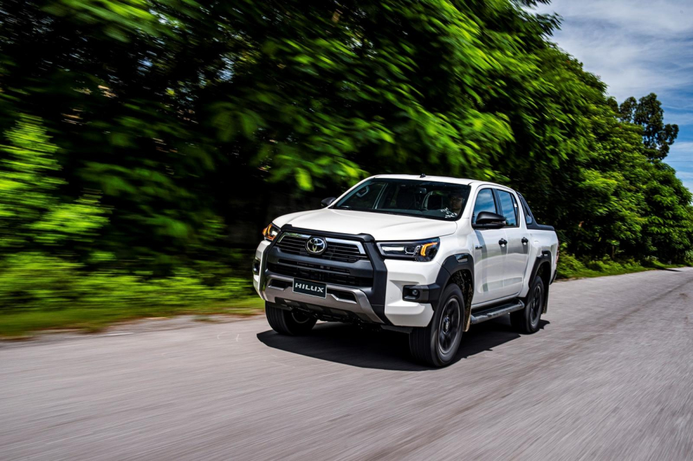 Động cơ của Toyota Hilux 2020 bản Adventure nay chỉ kém 10 mã lực so với mẫu bán tải hiệu suất cao Ford Ranger Raptor