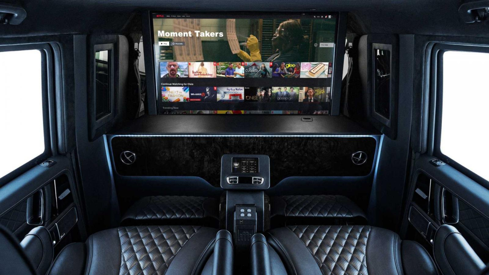 Nội thất của Inkas Mercedes-AMG G63 Limo 2020 có bao gồm một tv màn hình phẳng 4K