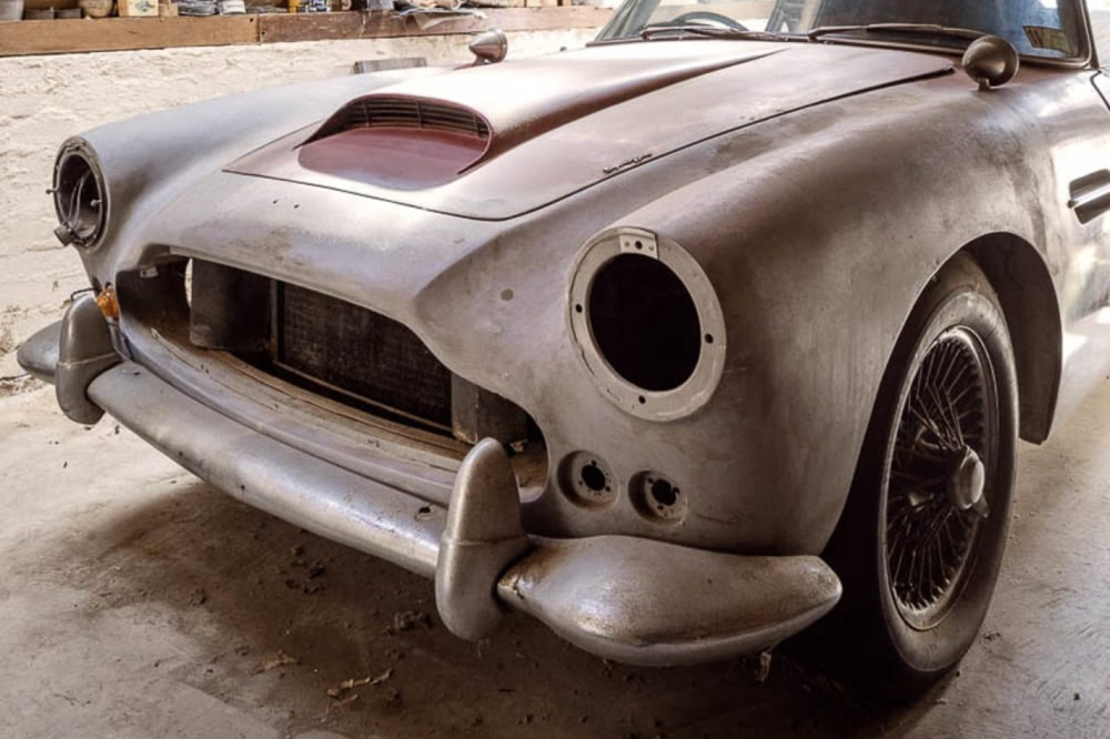 Chiếc Aston Martin DB4 kh&ocirc;ng c&oacute; đ&egrave;n pha