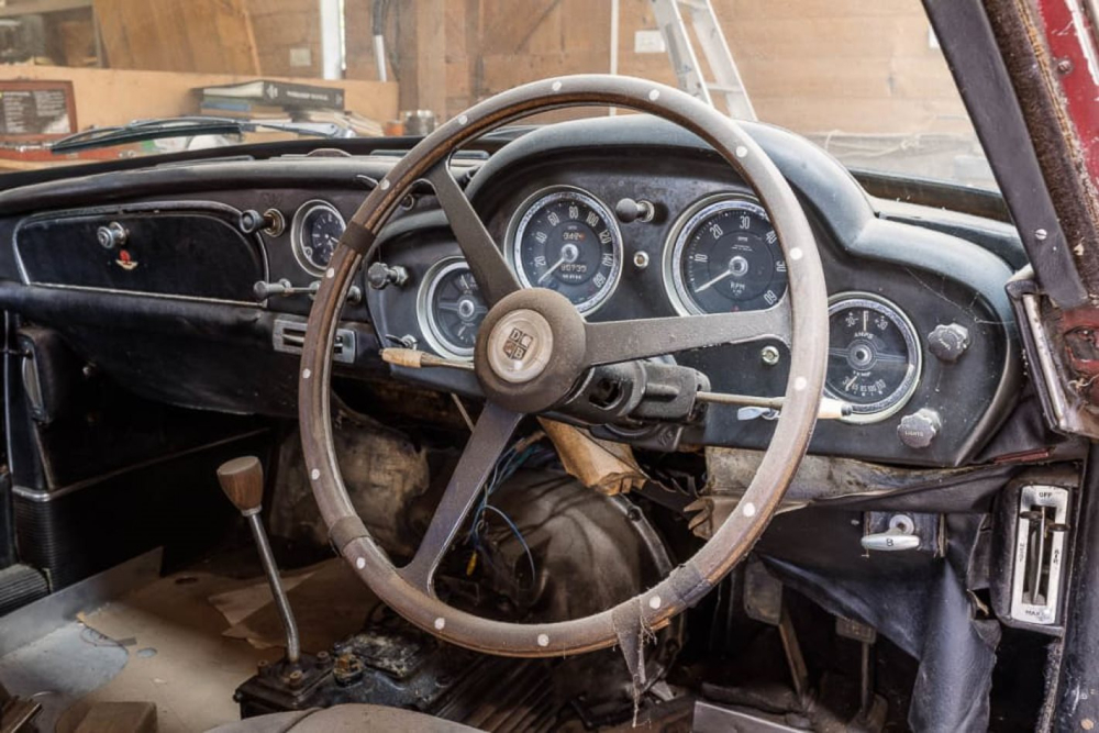 Nội thất b&ecirc;n trong chiếc Aston Martin DB4
