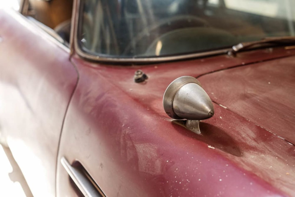 Chiếc Aston Martin DB4 bị phủ bụi d&agrave;y