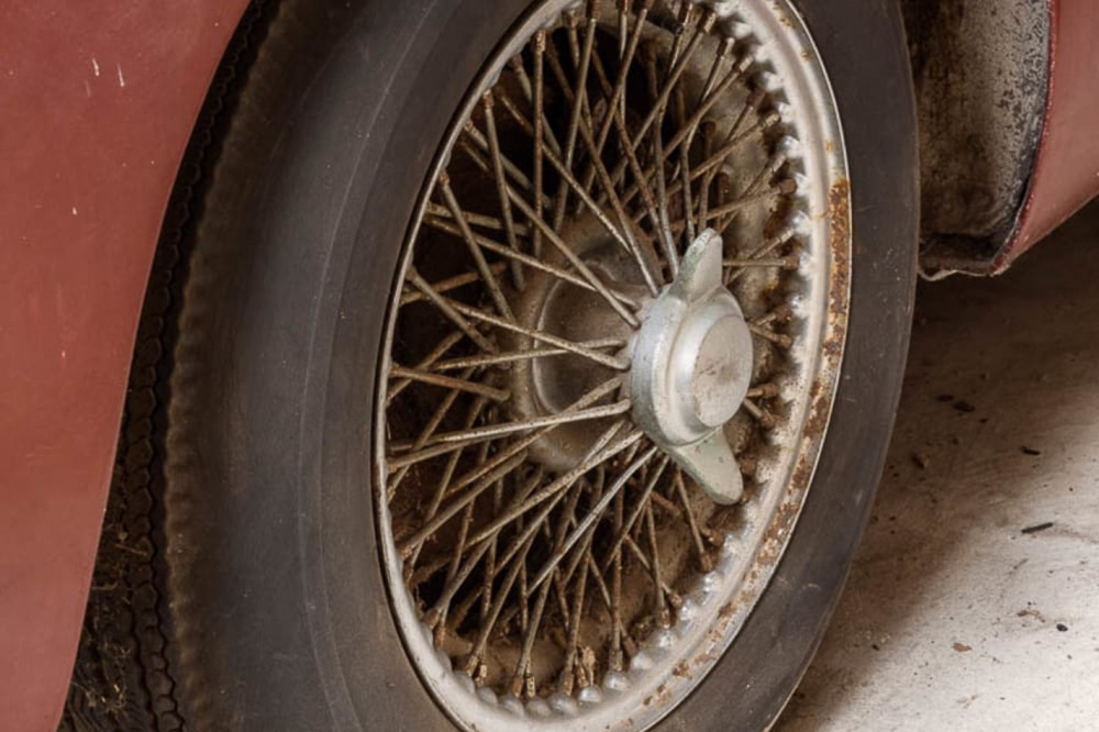 Bộ v&agrave;nh bị gỉ s&eacute;t của chiếc Aston Martin DB4
