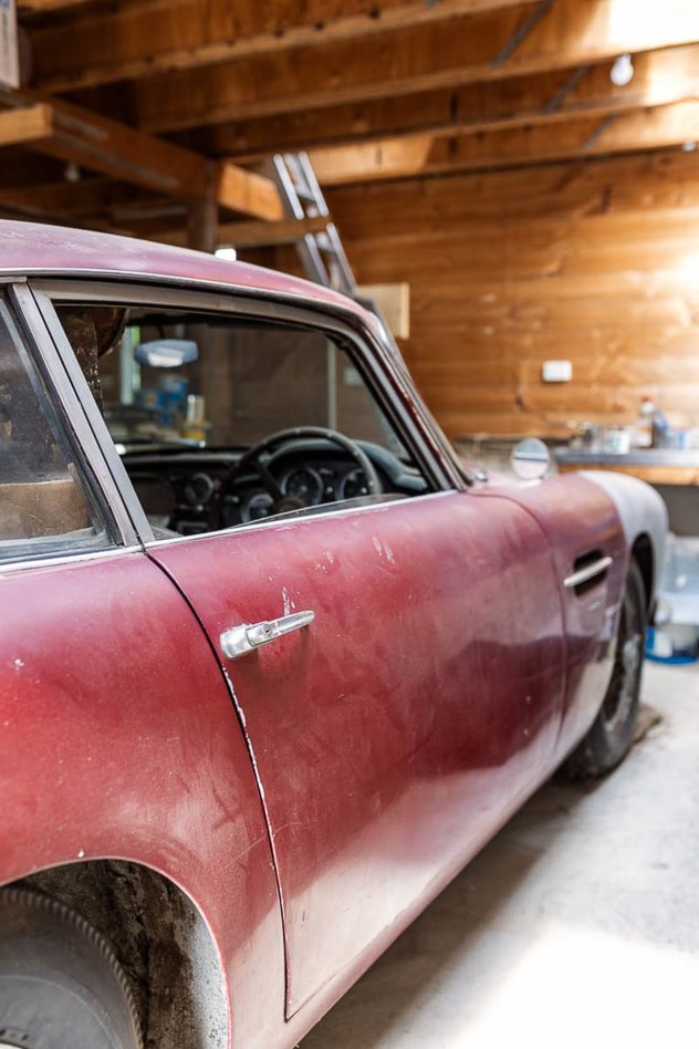 Chiếc Aston Martin DB4 n&agrave;y kh&aacute; đặc biệt