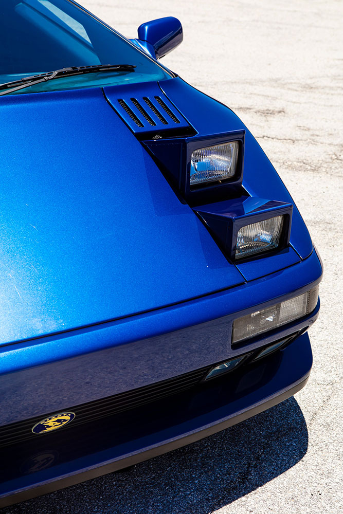 Cizeta V16T c&oacute; 4 đ&egrave;n pha