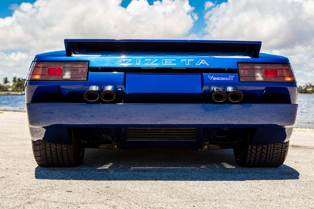 Cizeta V16T nh&igrave;n từ ph&iacute;a sau