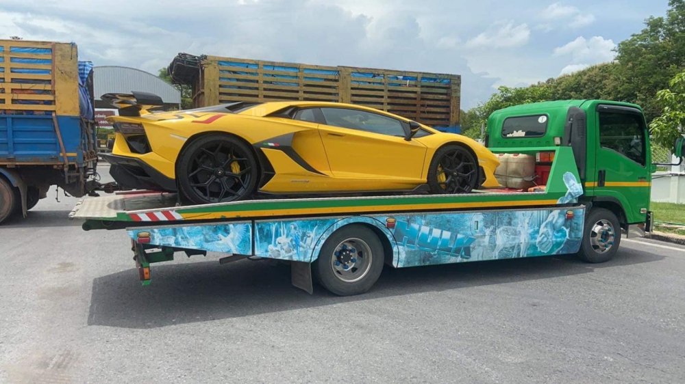 Hình ảnh siêu phẩm Lamborghini Aventador SVJ đầu tiên cập bến Lào nằm trên xe chuyên dụng được chia sẻ gần đây