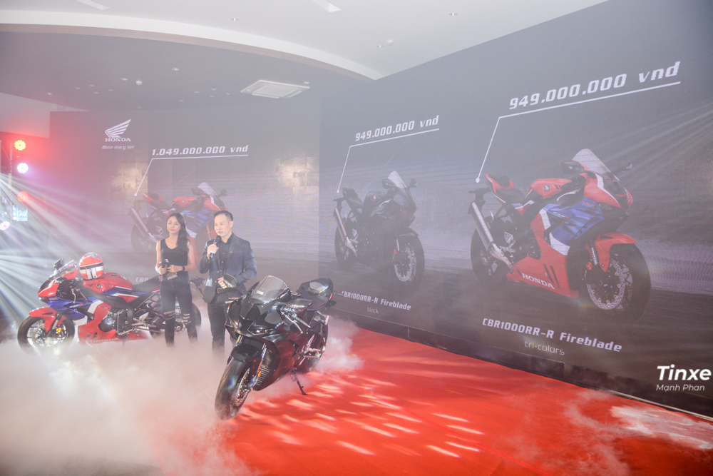 Giá xe Honda CBR1000RR-R Fireblade 2020 tại Việt Nam là 949 triệu đồng, còn phiên bản Honda CBR1000RR-R Fireblade SP có giá 1,049 tỷ đồng Giá xe Honda CBR1000RR-R Fireblade 2020 tại Việt Nam là 949 triệu đồng, còn phiên bản Honda CBR1000RR-R Fireblade SP có giá 1,049 tỷ đồng