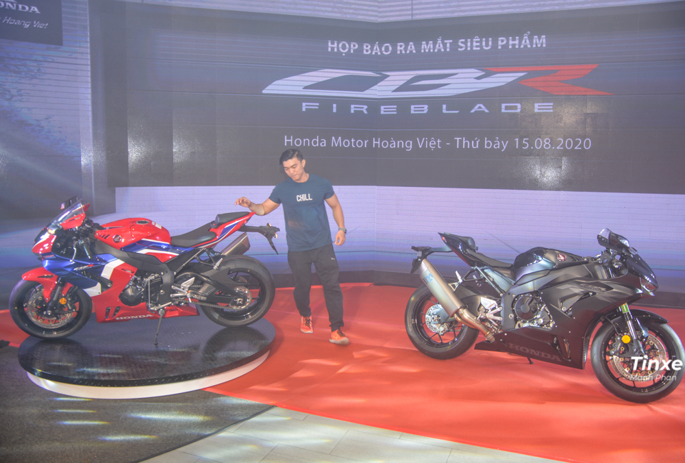 Cặp đôi Honda CBR1000RR-R Fireblade 2020 với 2 màu sắc là xanh-đỏ-trắng và đen bóng Cặp đôi Honda CBR1000RR-R Fireblade 2020 với 2 màu sắc là xanh-đỏ-trắng và đen bóng