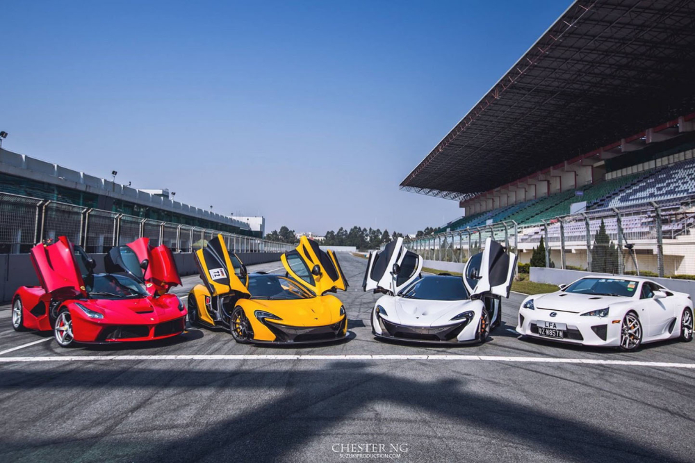 Chiếc si&ecirc;u xe McLaren P1 m&agrave;u v&agrave;ng l&uacute;c c&ograve;n nguy&ecirc;n vẹn
