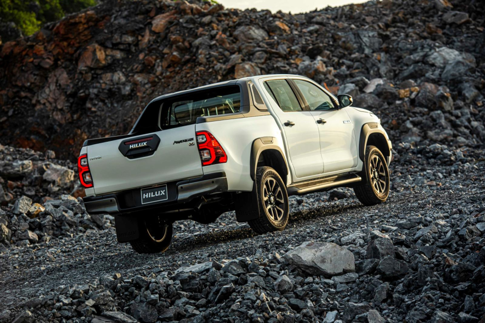 Tản mạn về thiết kế mới của Toyota Hilux 2020, một người anh của tôi có bông đùa rằng: “Giờ có thể tự tin đi uống café rồi!”