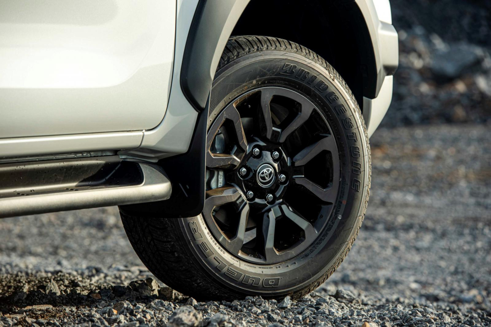 Kích cỡ lốp và vành không khác nhau nhưng Toyota Hilux 2020 lại có khoảng sáng gầm lớn hơn đối thủ Ford Ranger