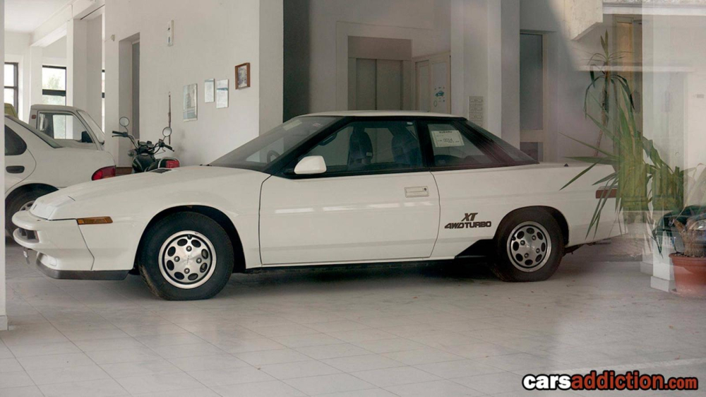 Ng&ocirc;i sao của đại l&yacute; c&oacute; lẽ l&agrave; chiếc Subaru XT Turbo 4WD n&agrave;y
