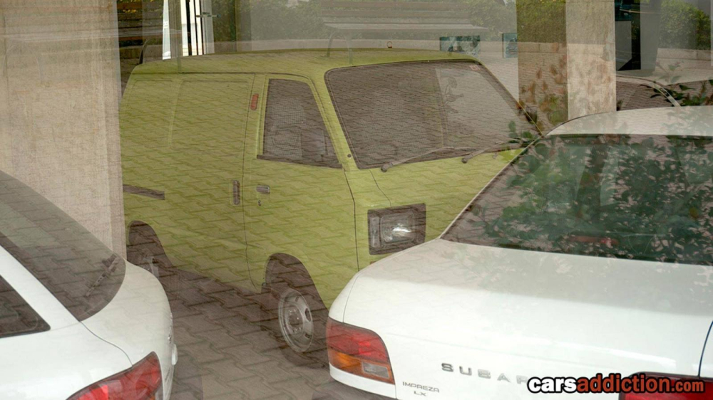 Một chiếc xe van m&agrave;u xanh cốm nổi bật trong đại l&yacute;