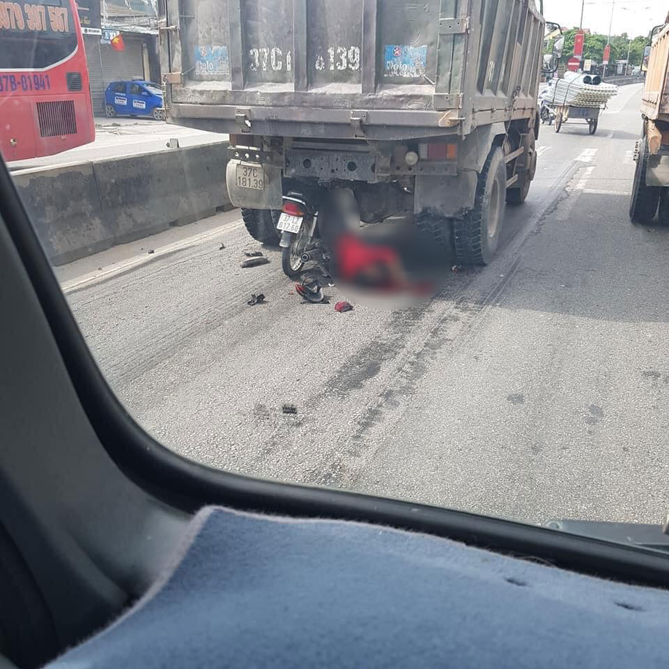 Hiện trường vụ tai nạn trên quốc lộ 1A vào chiều qua Hiện trường vụ tai nạn trên quốc lộ 1A vào chiều qua