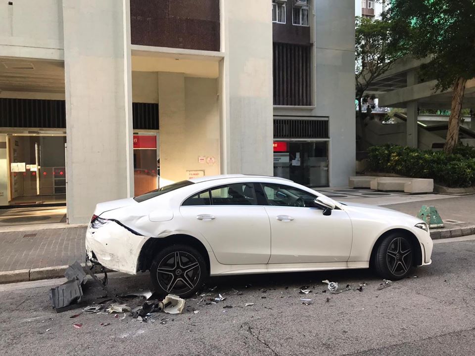 Chiếc xe Mercedes-Benz CLS 450 4Matic đời mới đỗ bên đường với phần đuôi xe bị tông khá nặng