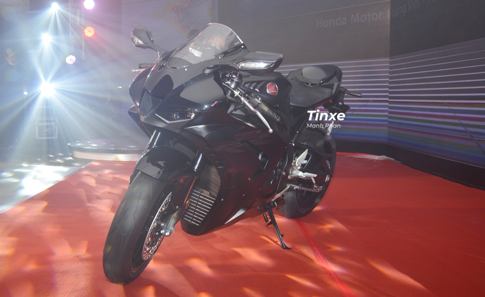 Gi&aacute; xe Honda CBR1000RR-R Fireblade tại Việt Nam theo diện ch&iacute;nh h&atilde;ng sẽ l&agrave; 949 triệu đồng, đ&atilde; bao gồm VAT nhưng chưa t&iacute;nh chi ph&iacute; lăn b&aacute;nh.