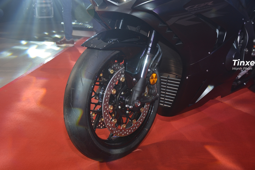 Để k&igrave;m h&atilde;m khối động cơ huỷ diệt tr&ecirc;n si&ecirc;u m&ocirc; t&ocirc; CBR1000RR-R Fireblade, h&atilde;ng Honda đ&atilde; trang bị cho xe bộ thắng đĩa k&eacute;p cho b&aacute;nh trước với k&iacute;ch thước 330 mm đi k&egrave;m kẹp phanh 4 p&iacute;t t&ocirc;ng của Nissin. Phanh sau dạng đĩa đơn với đường k&iacute;nh 220 mm nhưng lại đi k&egrave;m kẹp phanh xịn s&ograve; hơn của h&atilde;ng Brembo. B&ecirc;n cạnh đ&oacute;, hệ thống treo tr&ecirc;n Honda CBR1000RR-R phi&ecirc;n bản Fireblade l&agrave; h&agrave;nh tr&igrave;nh ngược Showa BPF 43 mm v&agrave; giảm x&oacute;c đơn Pro-Link ở ph&iacute;a sau.