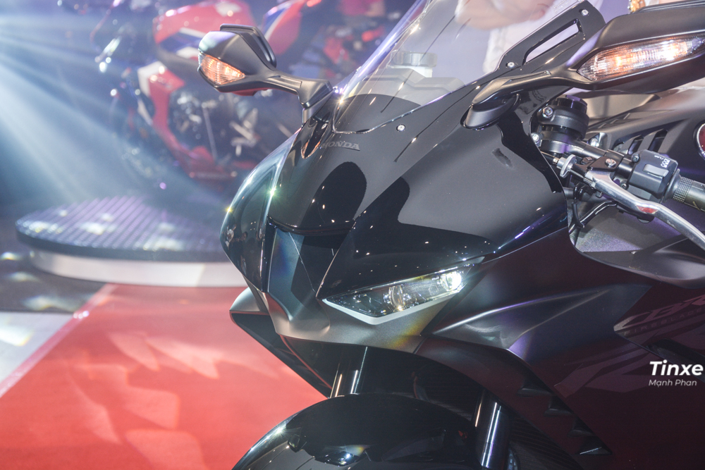 B&ecirc;n cạnh đ&oacute;, tr&ecirc;n si&ecirc;u m&ocirc; t&ocirc; Honda CBR1000RR-R Fireblade c&ograve;n c&oacute; th&ecirc;m 3 c&aacute;nh lướt gi&oacute; được đặt theo chiều đứng gi&uacute;p sản sinh lực &eacute;p xuống mặt đường tương đương với mẫu xe đua RC213V, giảm thiểu t&igrave;nh trạng n&acirc;ng b&aacute;nh trước khi tốc độ tăng cao. Ngo&agrave;i ra c&ograve;n cải thiện độ ổn định khi phanh xe v&agrave; &ocirc;m cua với tốc độ cao. Si&ecirc;u m&ocirc; t&ocirc; n&agrave;y sử dụng đ&egrave;n pha LED rất c&aacute; t&iacute;nh.