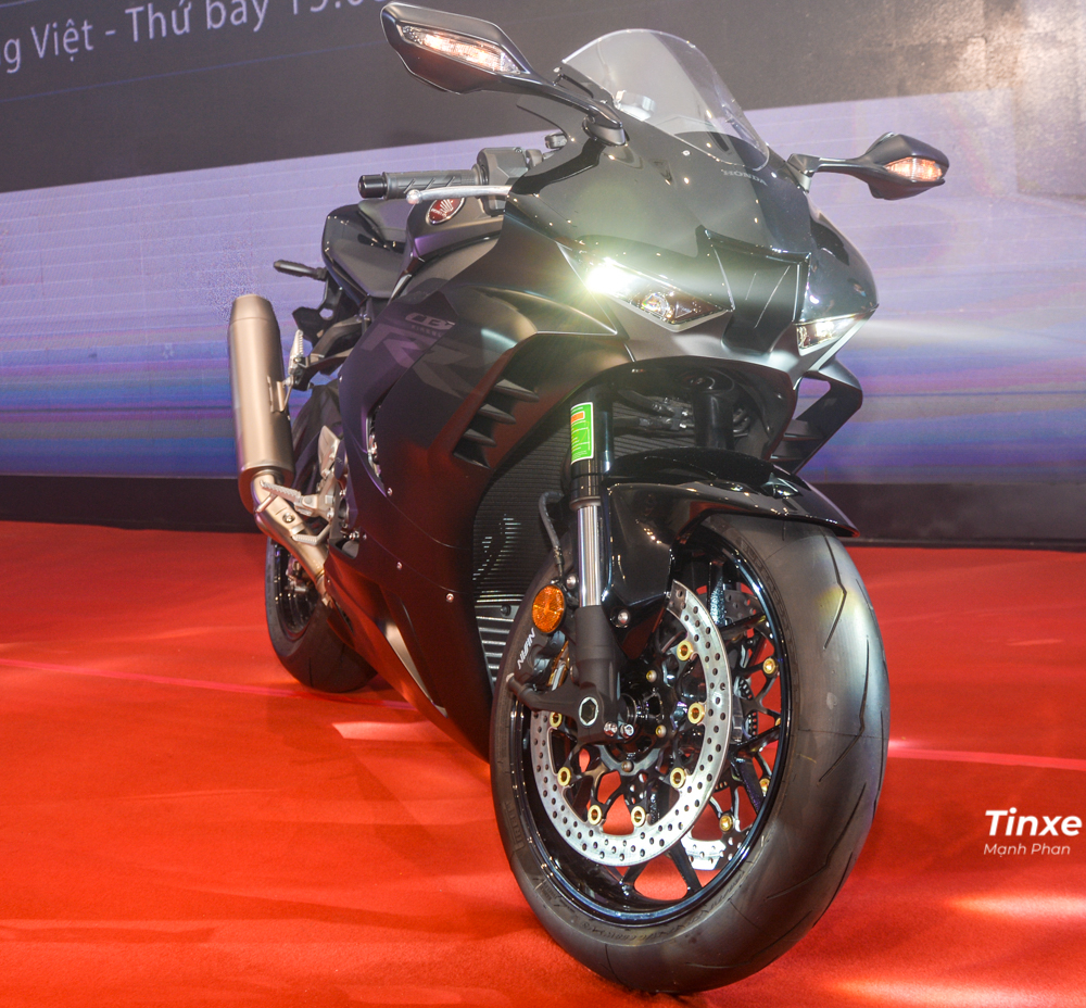 Sau nhiều th&aacute;ng chờ đợi, cuối c&ugrave;ng c&aacute;c biker tại Việt Nam cũng đ&atilde; c&oacute; thể diện kiến mẫu si&ecirc;u m&ocirc; t&ocirc; Honda CBR1000RR-R đời 2020 ngo&agrave;i đời thực cũng như việc đặt mua theo diện ch&iacute;nh h&atilde;ng. Hiện c&aacute;c đại l&yacute; Honda Motor Việt Nam chỉ c&oacute; sẵn phi&ecirc;n bản ti&ecirc;u chuẩn để c&aacute;c kh&aacute;ch h&agrave;ng xem mắt.